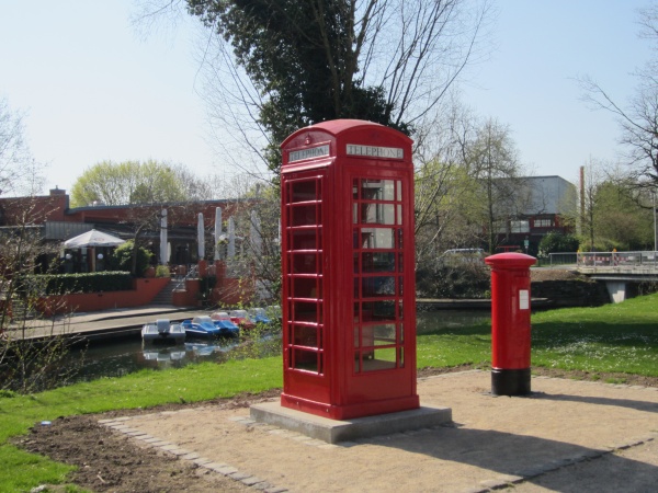 Englische Telefonzelle und Briefkasten