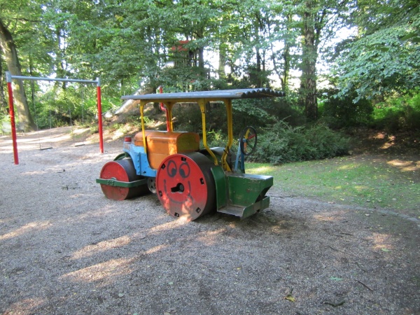 Lok auf dem Spielplatz am Forstgarten