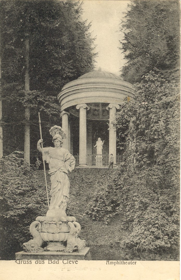 Ceres hinter Minerva im Amphitheater