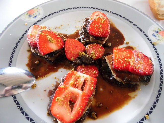 CLEVER KOCHREZEPTE – Thunfisch mit Erdbeeren + Pistazien + Zwiebelkonfit