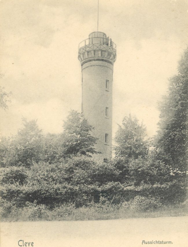 Der Klever Aussichtsturm im Gestrüpp