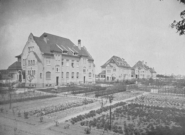 Kanntest Du diese Ärzte-Wohnhäuser mit Gemüse-Beeten?