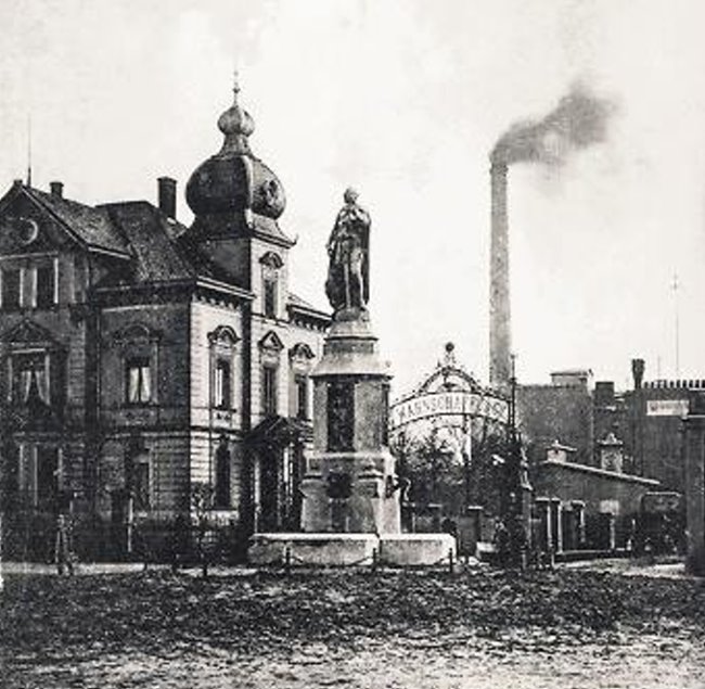Lohengrin vor der Villa Wahnschaffe