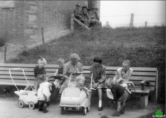 Alt und Jung am Rhein-Tor Griethausen