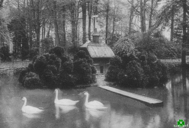 Wie findest Du das großartige Schwäne-Haus im Forstgarten?