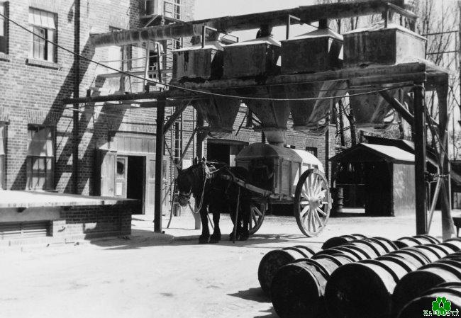 Gekannt? Der Pferdekarren von van-den-Bergh