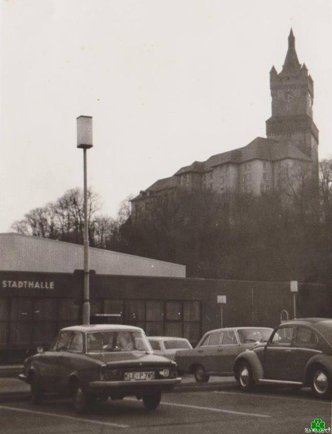 Wer kennt noch diese Oldtimer vor der Klever Stadthalle?