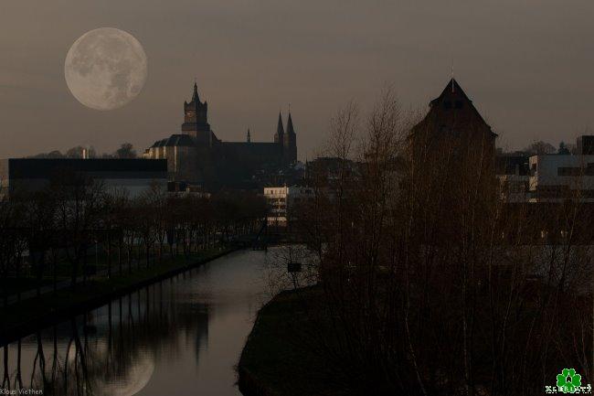 Vollmond über Kleve