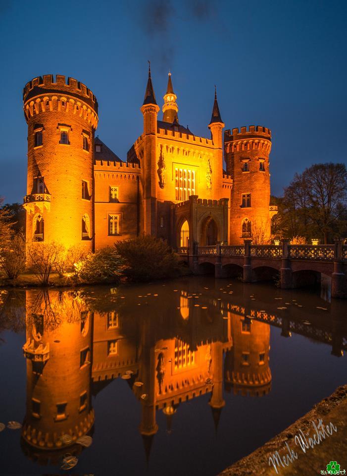 Schloss Moyland im Scheinwerferlicht