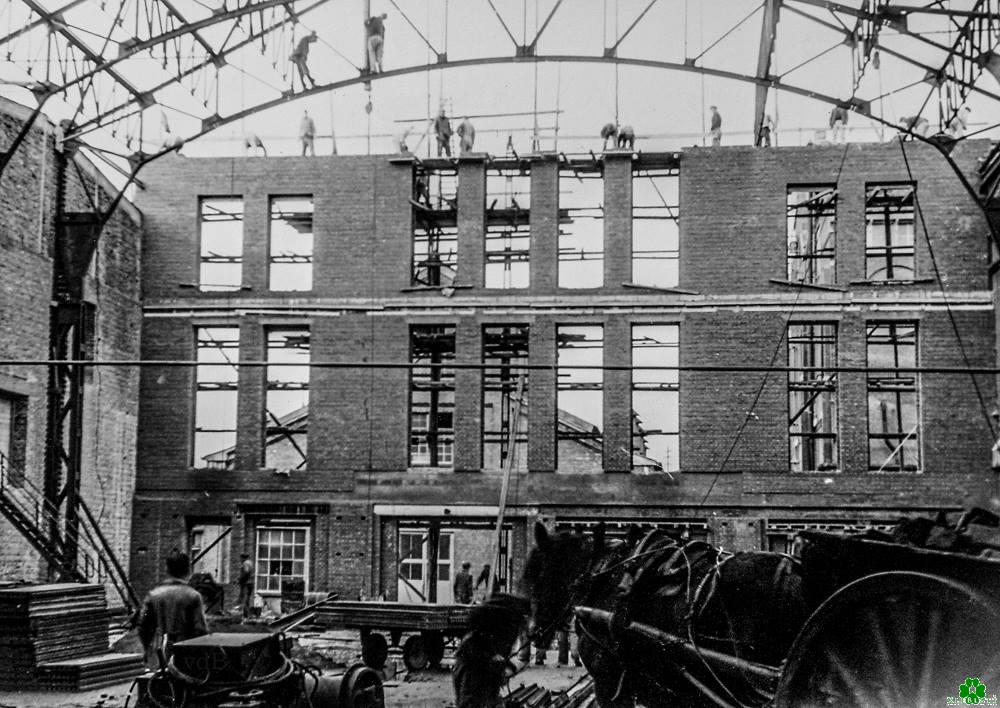 Der Aufbau der Margarine-Halle von van-den-Bergh