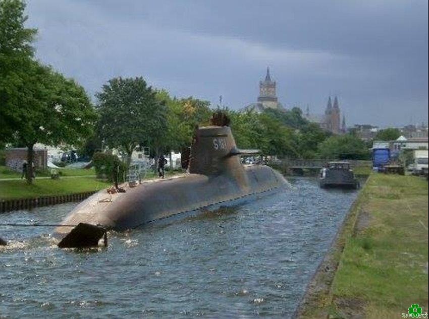 Een onderzeeër op het Spoykanaal in Kleve