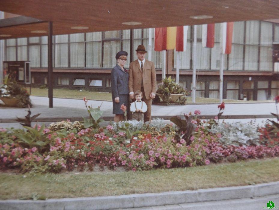 Posieren vor der Klever Stadthalle