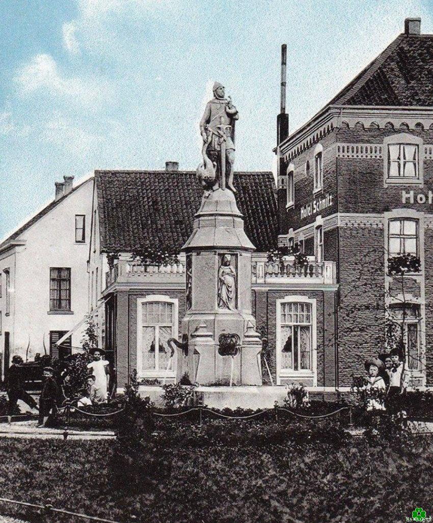 Lohengrin vor dem Hotel Schmitz - Noch bekannt?