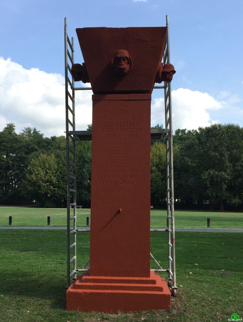 Das rote Krieger-Denkmal im Erlenbusch