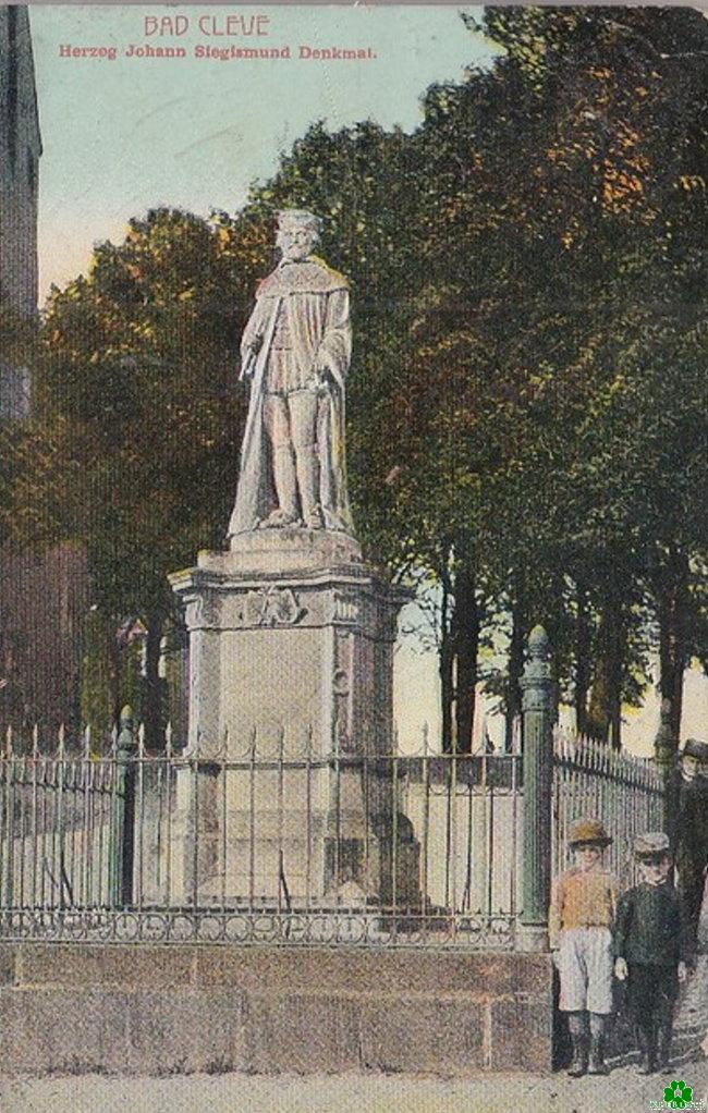 Stramm stehen vor einem Klever Denkmal