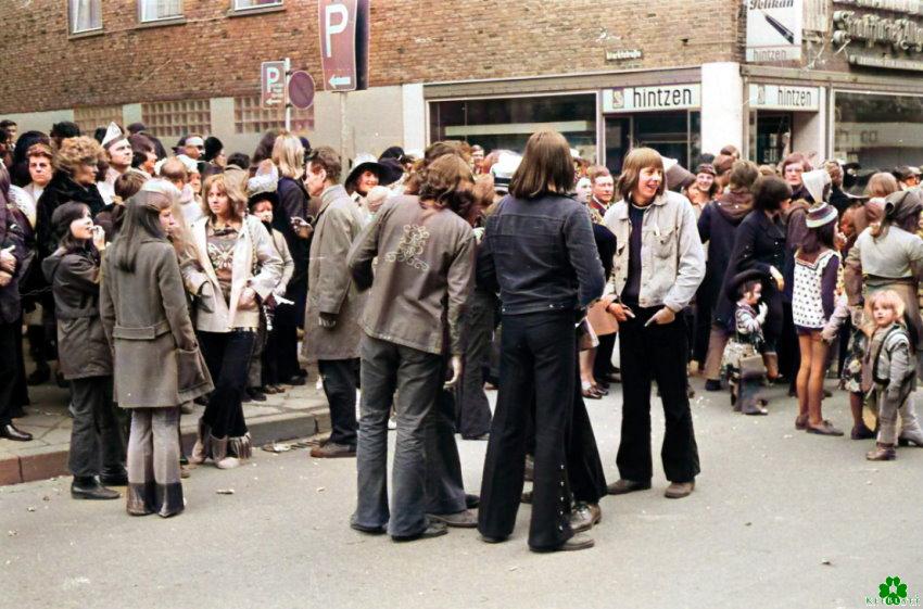 Dabei gewesen? Warten auf Rosenmontagszug in den 70ern