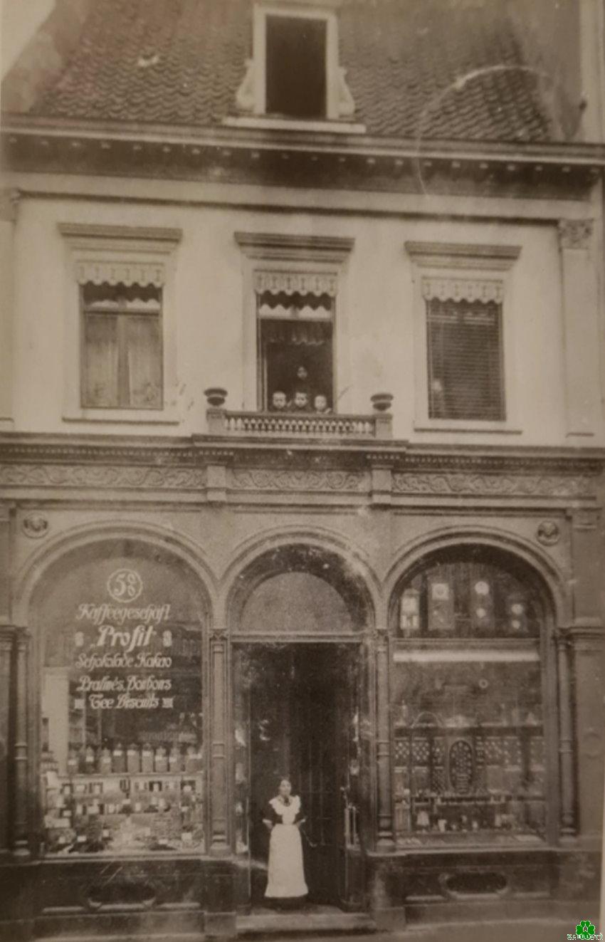 3 oder 4 Kinder über dem Kaffeegeschäft