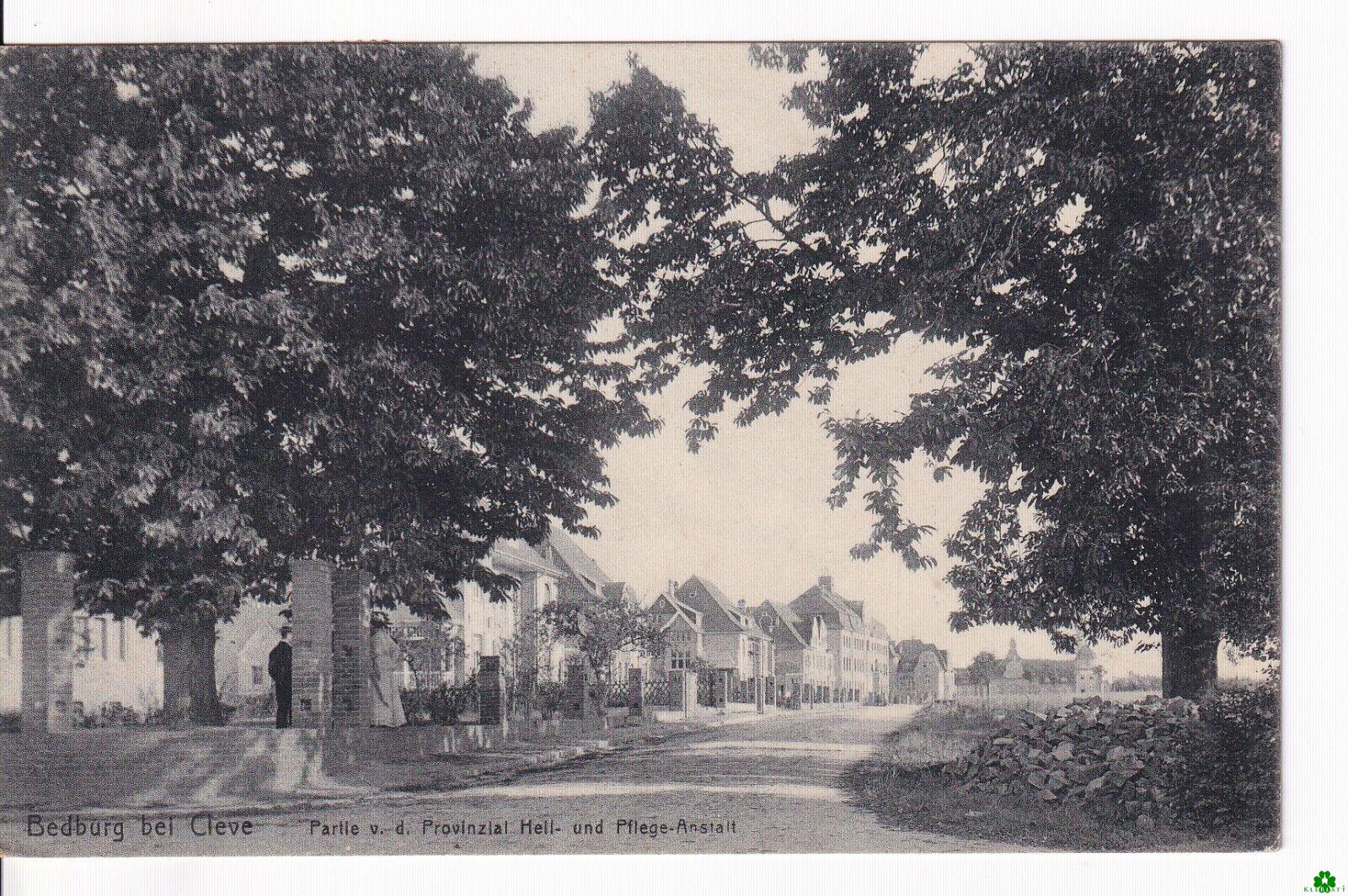 Mann + Frau hinter der Mauer in Bedburg bei Cleve
