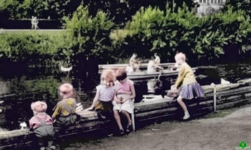 Kinder an der Bootsanlegestelle Scho