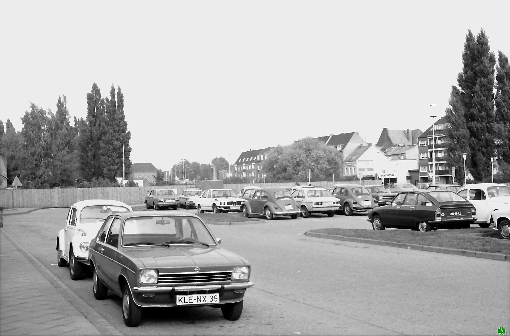 Bretterzaun am Stadthallen-Parkplatz in Kleve